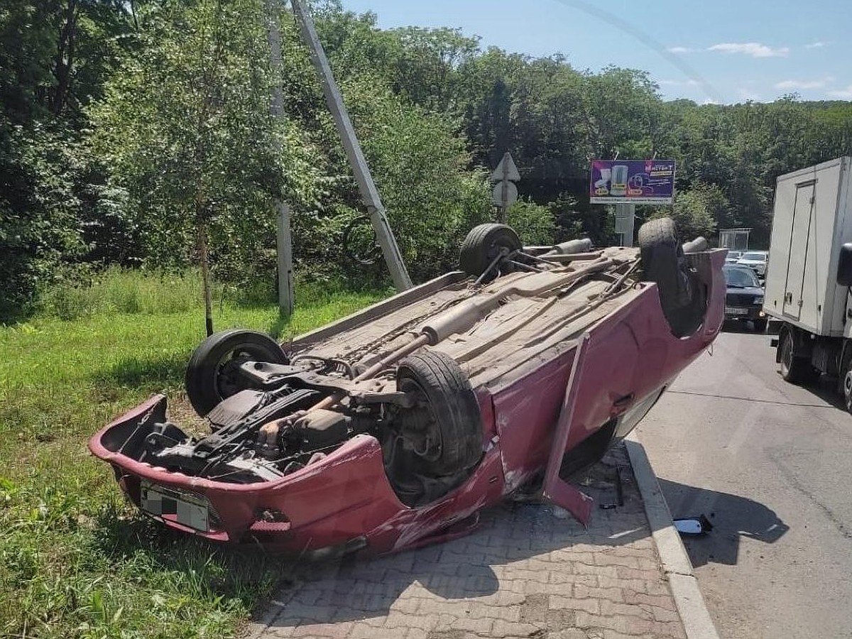 Пьяный разъезжал по городу: во Владивостоке машина перевернулась из-за ДТП  - KP.RU