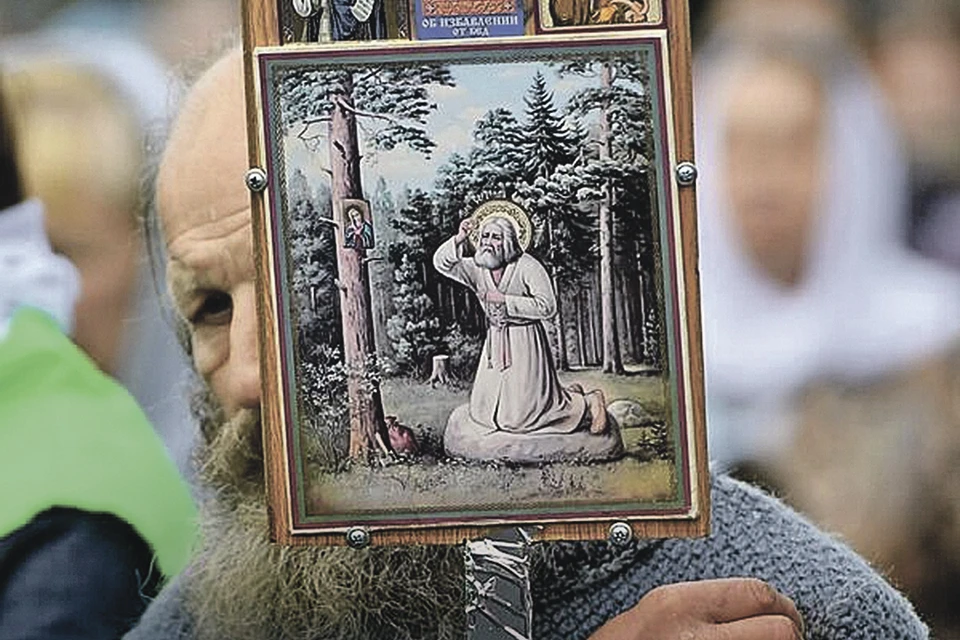 По Святой Канавке, что проложил Серафим Саровский 190 лет назад, паломники идут по стопам Богородицы и сегодня - босыми. Фото: Максим БОГОДВИД/РИА Новости