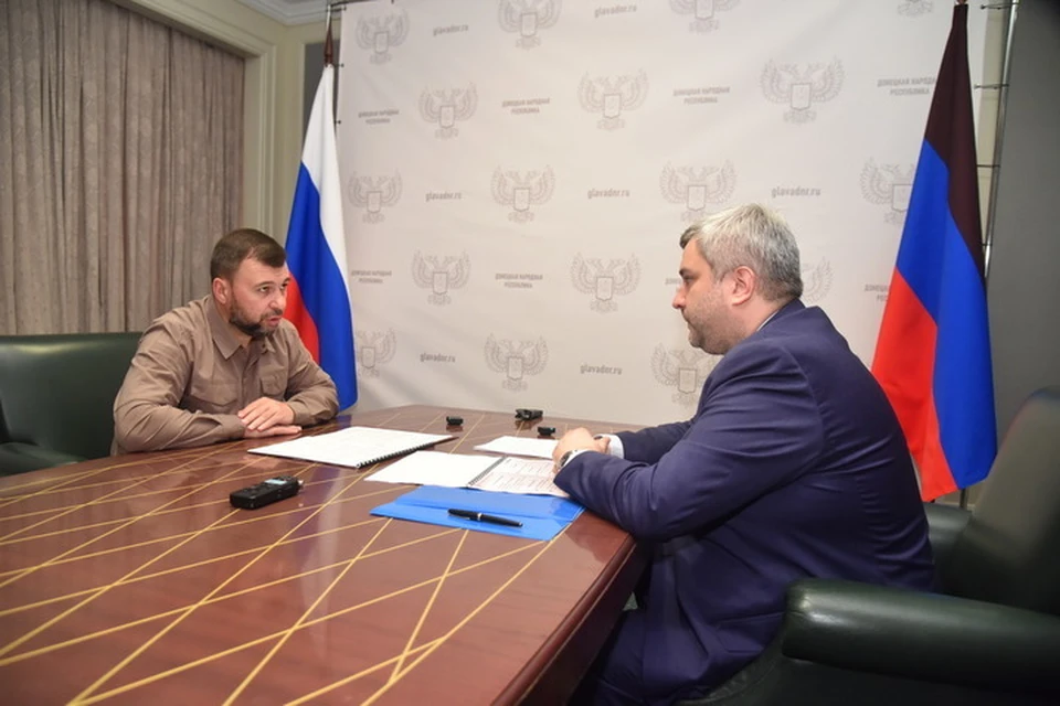 Денис Пушилин провел встречу с генеральным директором ФРП Сергеем Власовым (справа). Фото: АГ ДНР