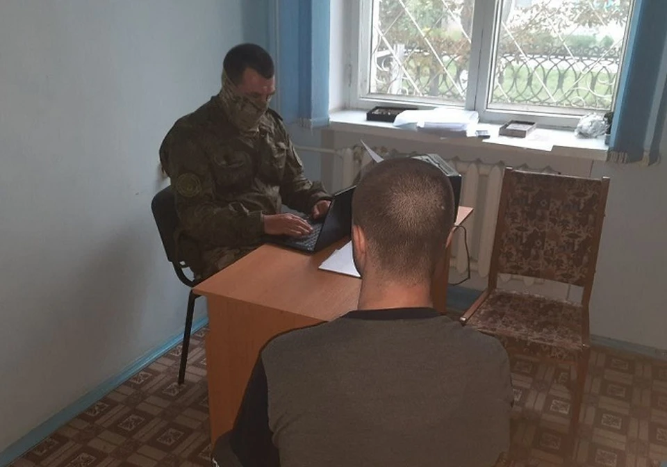 Подозреваемый посредством мобильной связи прошел обучение с сотрудником спецслужб Украины. Фото: пресс-служба Следкома Херсонской области.