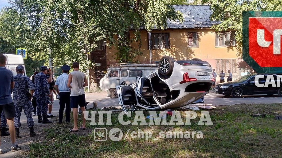 В Самаре Haval опрокинулся на крышу после столкновения с BMW - KP.RU