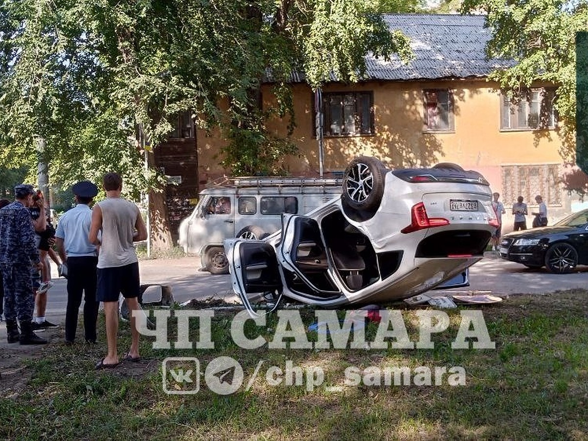 В Самаре Haval опрокинулся на крышу после столкновения с BMW - KP.RU