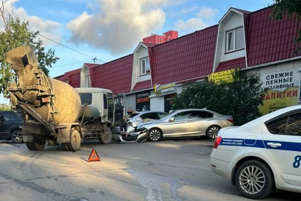 Бетономешалка сбила женщину и протаранила два автомобиля в Хабаровске