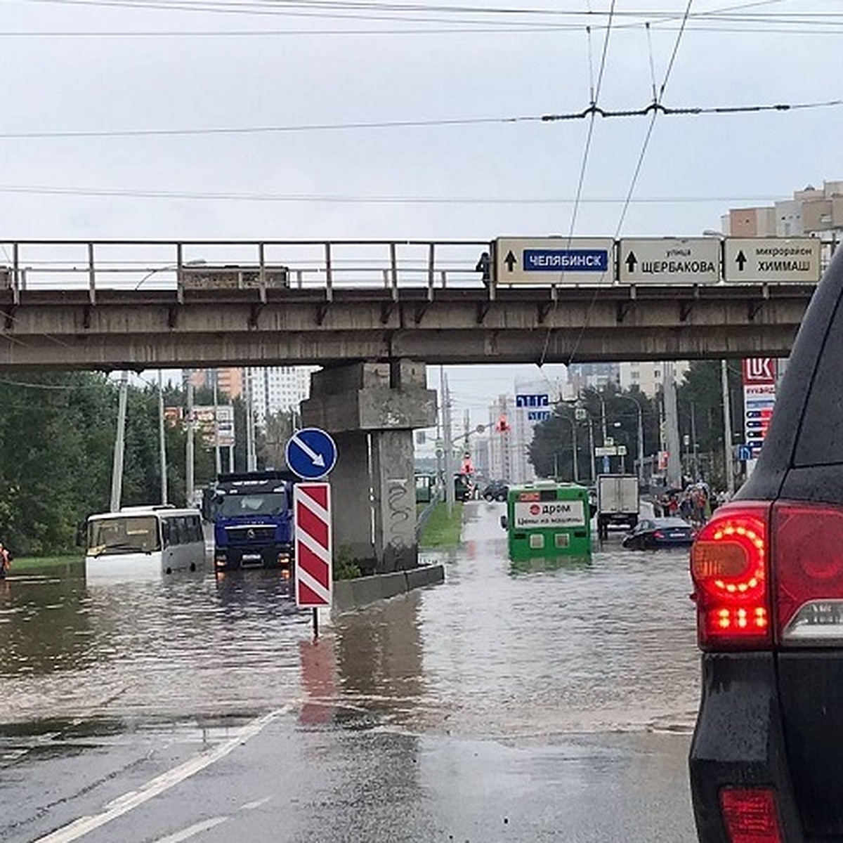 Огромные пробки, троллейбусы встали: в Екатеринбурге из-за прорыва трубы  затопило улицу Щербакова - KP.RU