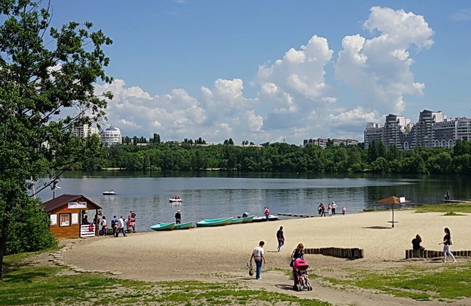 Отдых у воды всегда хорош, а уж под живую музыку особенно.