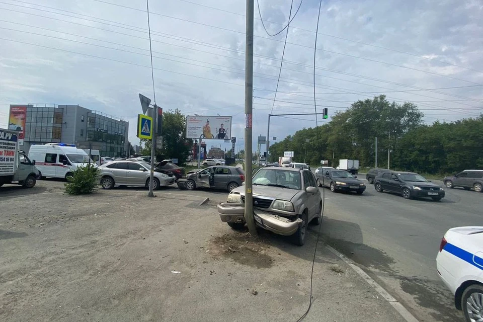 В Октябрьском районе Новосибирска произошло массовое ДТП. Фото: Госавтоинспекция по Новосибирску