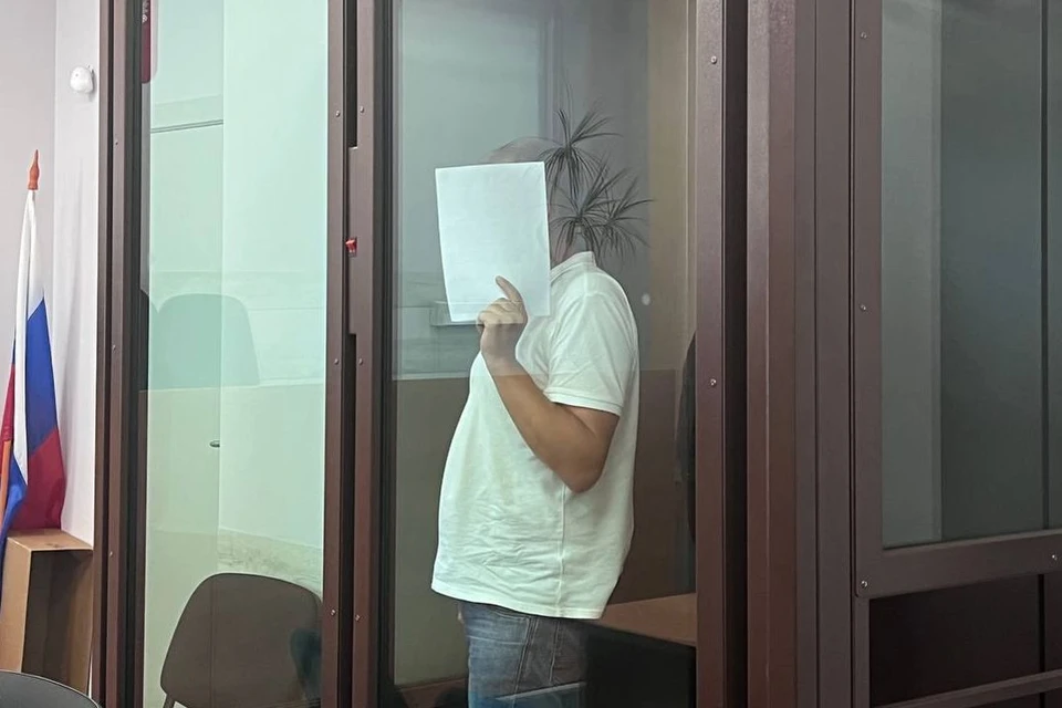 Гребельный в суде закрывал лицо.