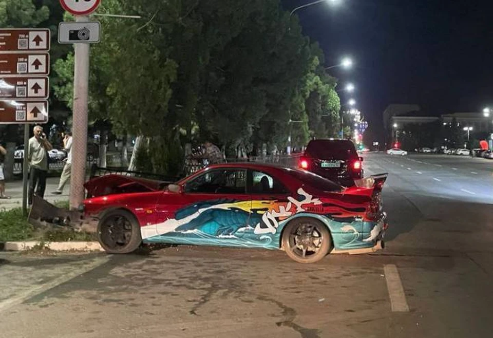 Водитель на скорости протаранил столб. Фото: донская ГИБДД
