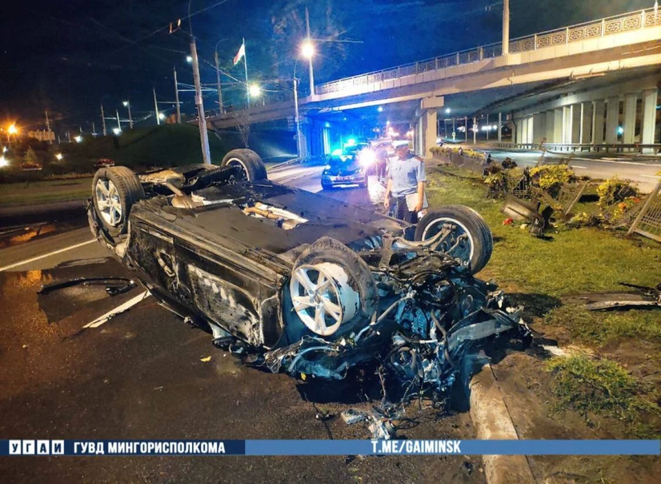 В центре Минска Audi перевернулась несколько раз, врезавшись в ограждение. Фото: телеграм-канал УГАИ ГУВД Мингорисполкома