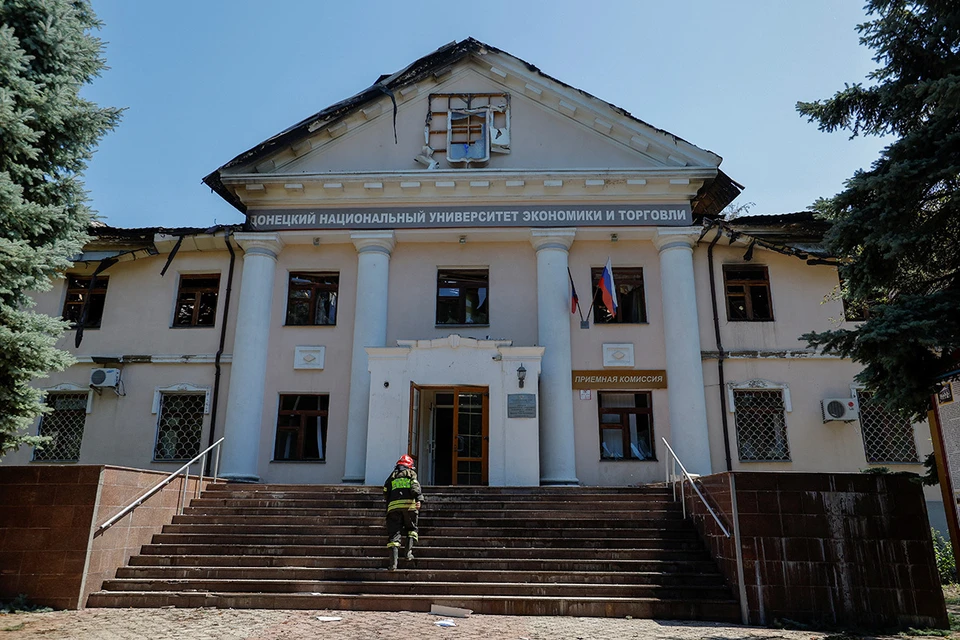 В Донецком национальном университете экономики и торговли сгорели дипломы выпускников и документы приемной комиссии после обстрела ВСУ.