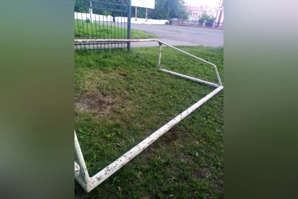 По вине сотрудника теруправления в сквере долго стояли бесхозные ветхие футбольные ворота. Фото: прокуратура Кировской области
