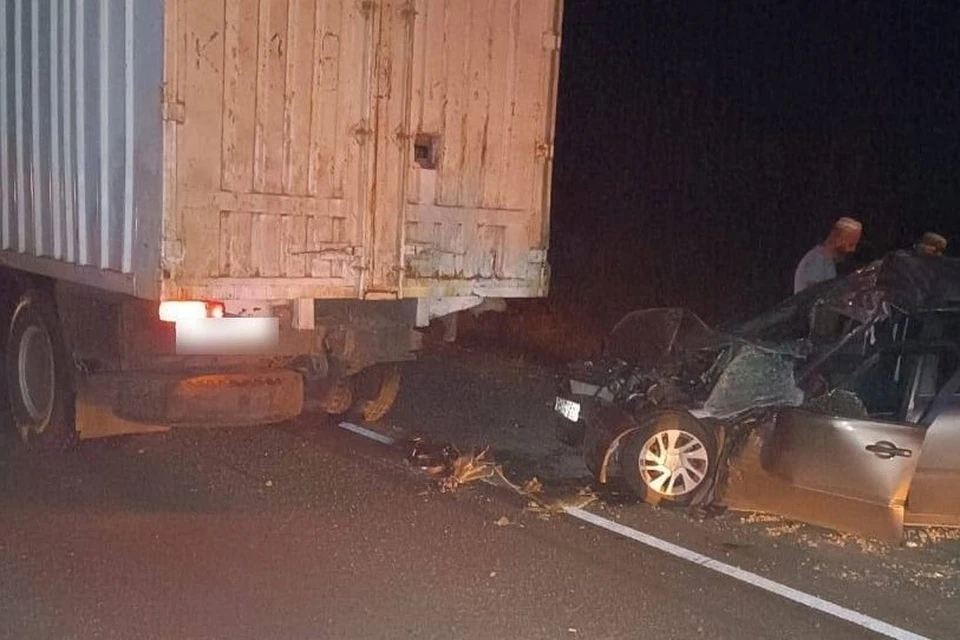 Водитель автомобиля «Лада Гранта» нарушил безопасную дистанцию и врезался в движущийся впереди «КамАЗ».