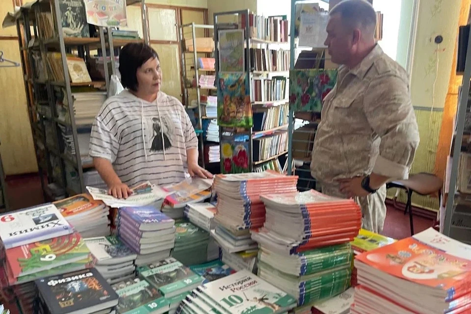 В школу привезли книги на русском языке Фото: ЕР