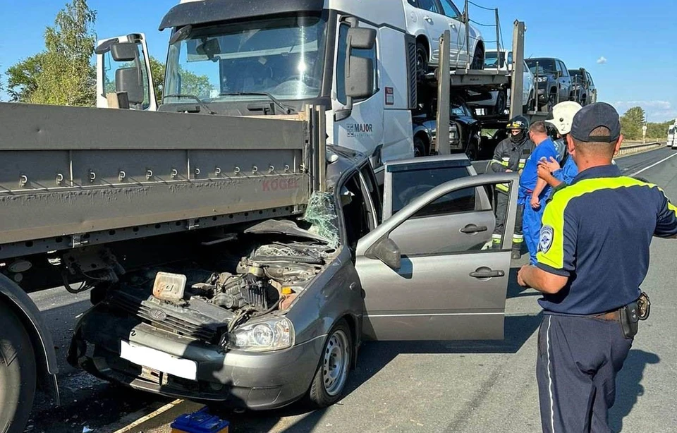 С помощью гидравлического аварийно-спасательного инструмента пострадавшего водителя деблокировали.