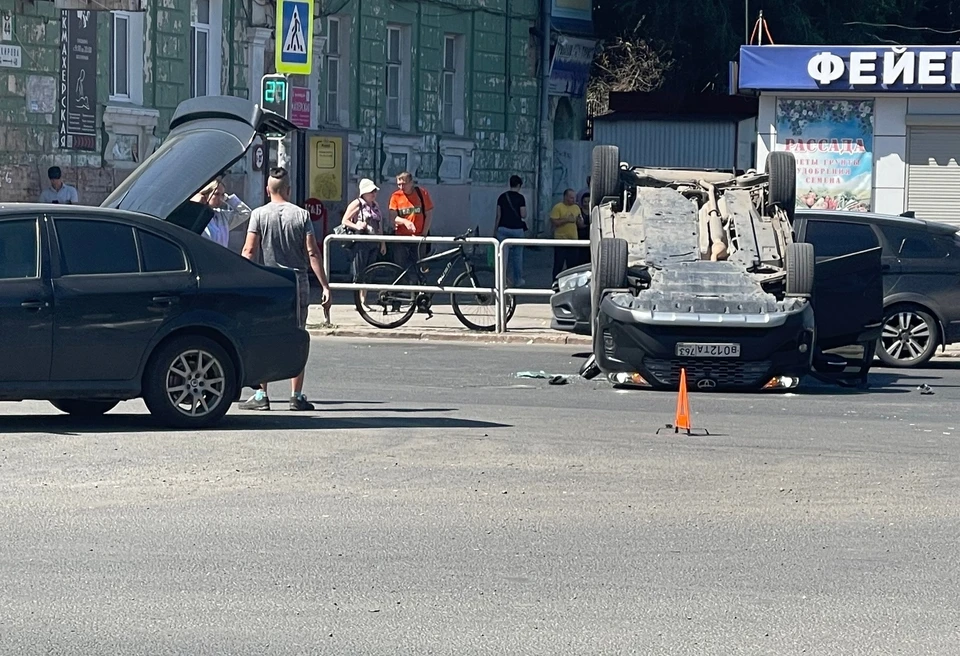 Автомобилистка не пропустила на перекрестке легковушку и устроила ДТП / Фото: Подслушано Самара