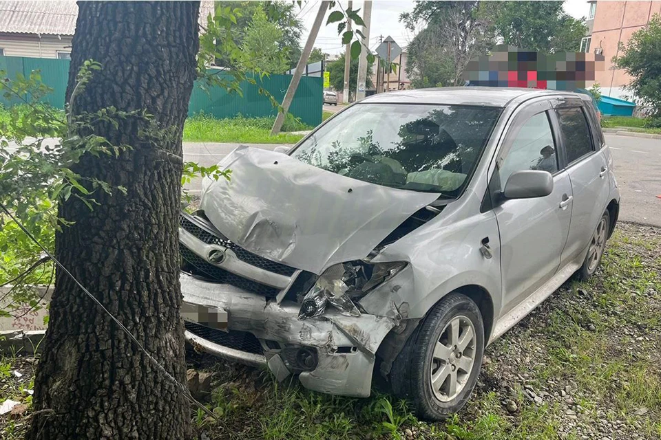 К месту аварии приехали скорая и ГИБДД. Фото: telegram-канал @DPS VL.
