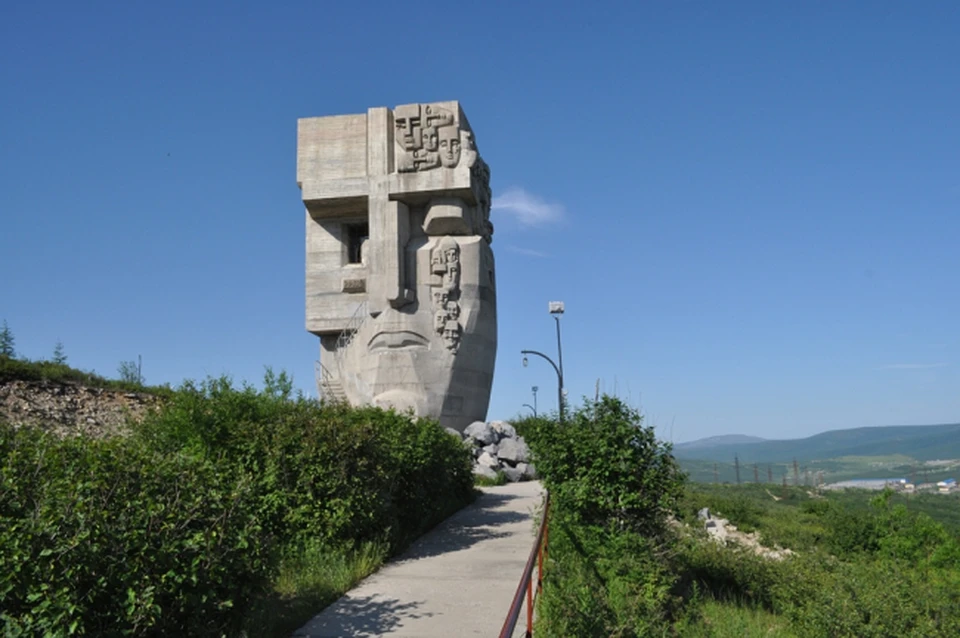 Жители Магадана жарят шашлыки у Маски скорби Фото: администрация Магадана