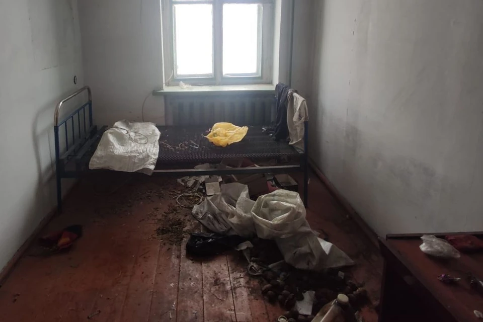 Потерпевшего привязали к кровати в одном из домов. Фото: СУ СК РФ по НСО