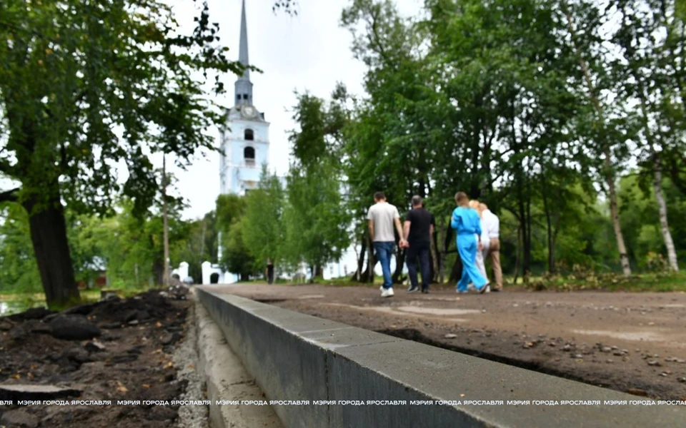 В Ярославле идет ремонт проезда от Петропавловского храма до интерната.