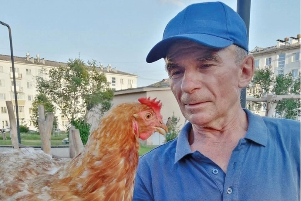 Виктор Бородин и его пернатая питомица. Фото: Сегодняшняя Газета - Зеленогорск