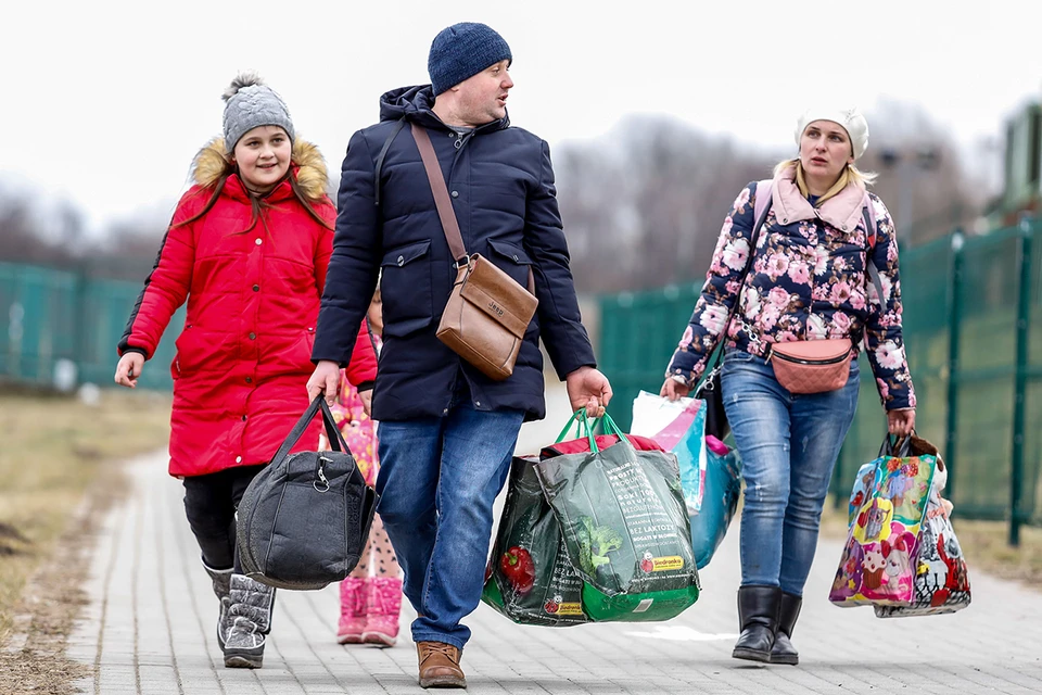 По данным Госпогранслужбы Украины, при нелегальной попытке пересечь границу за пределами КПП были пойманы 13 600 человек, а еще 6 100 человек были задержаны и арестованы за использование поддельных документов на погранпереходах.