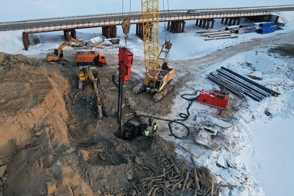Реконструкция мостового перехода через протоку Чеускино вблизи Нефтеюганска. Рядом построен временный мост. Фото: «Мостострой-11»