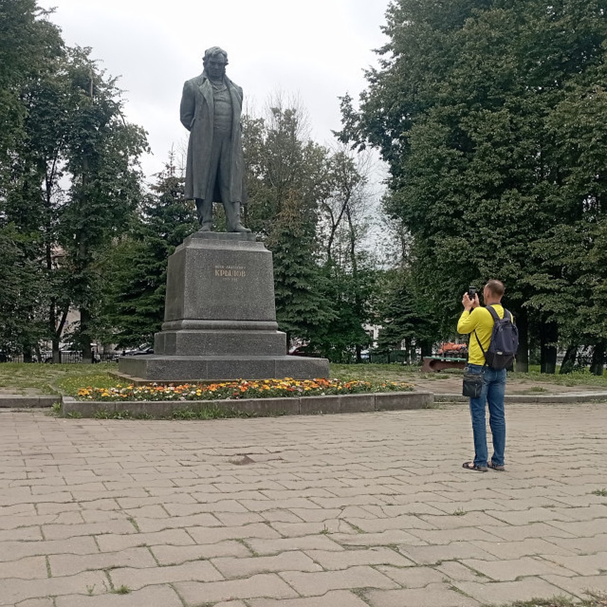 Какие басни скрываются за восемью горельефами в тверском сквере Крылова -  KP.RU