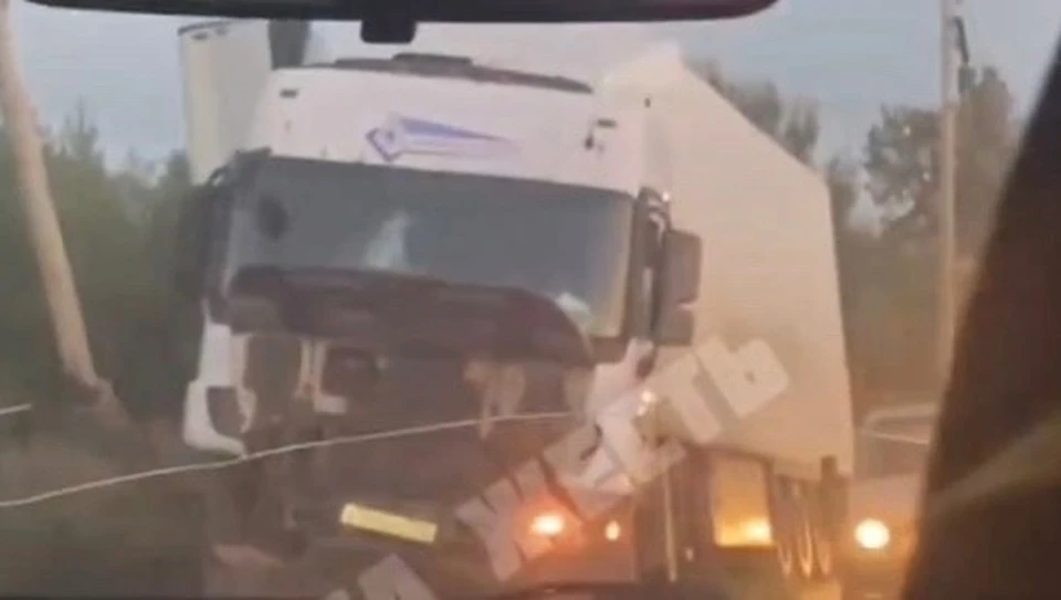 В Туле на улице Овражной водитель фуры не справился с управлением и врезался в столб