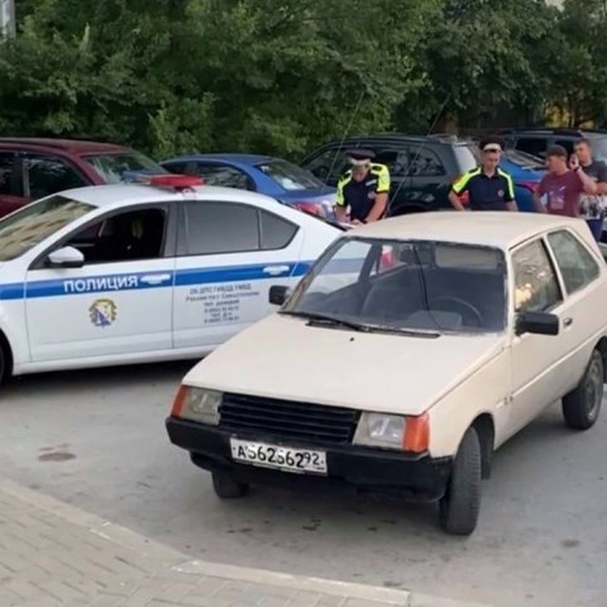 По двору гонял - в полицию попал: в Севастополе подросток «одолжил» машину  у отца, чтобы прокатиться с друзьями - KP.RU