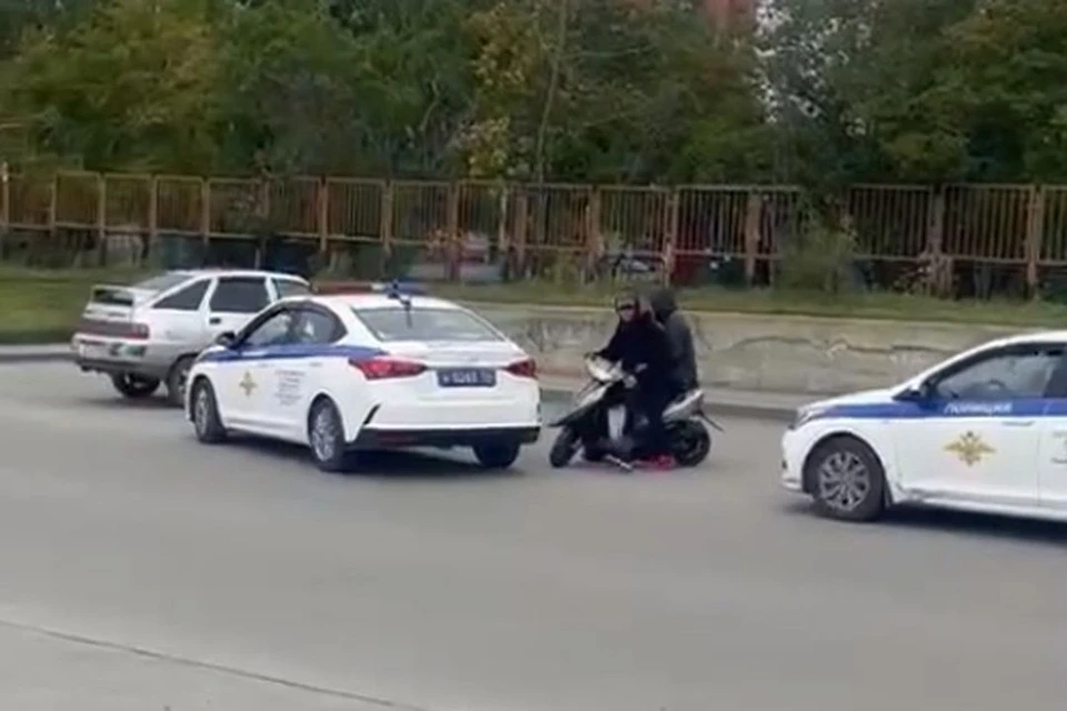 В Новосибирске два экипажа ГИБДД устроили погоню за подростком на мопеде. Фото: "Кадр из видео