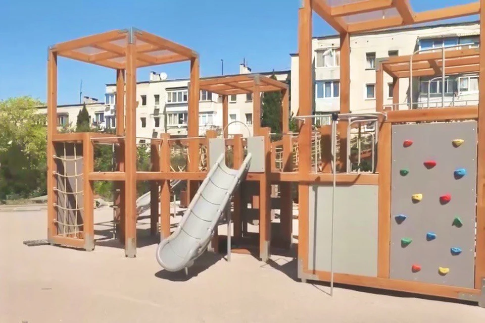 В сквере на Степаняна уже установили детский городок. Фото: t.me /razvozhaev
