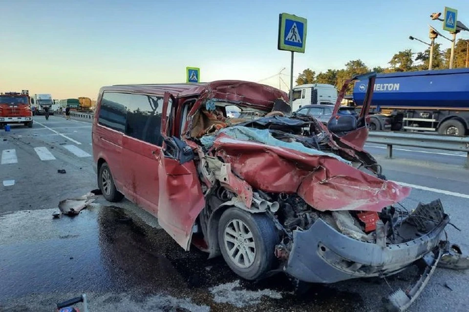 Автомобиль от сильного удара сильно помяло. Фото: УГИБДД по Ростовской области