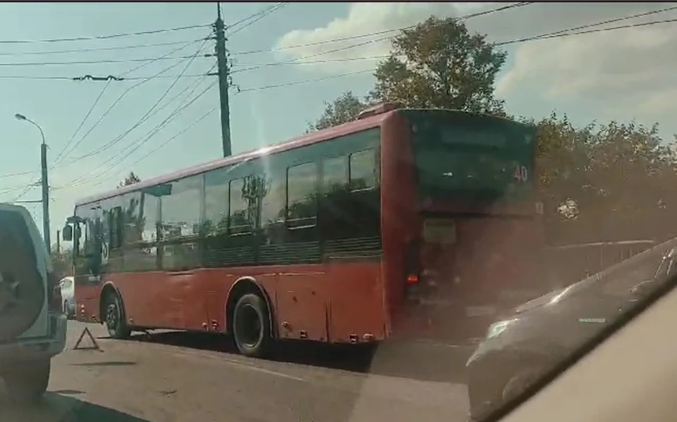 Автобус и легковушка столкнулись на мосту в Хабаровске