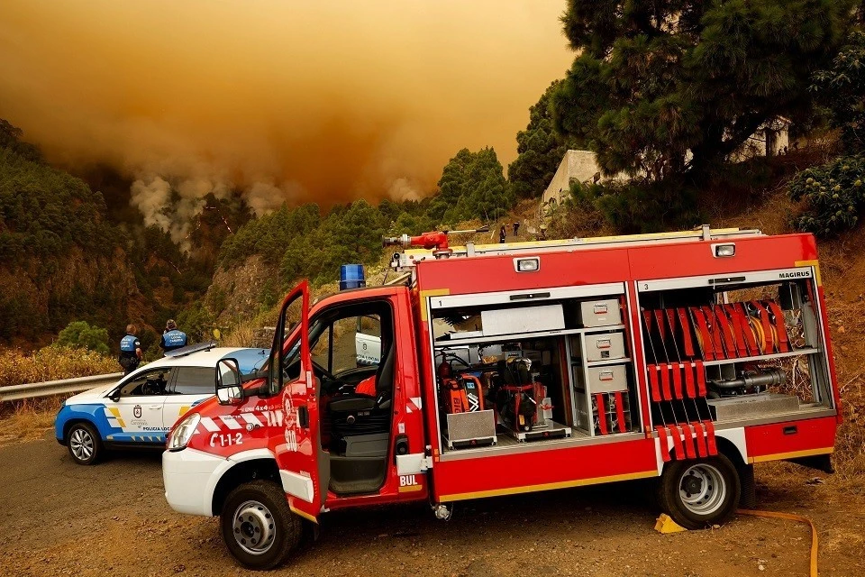 На испанском острове Тенерифе не могут взять под контроль лесной пожар