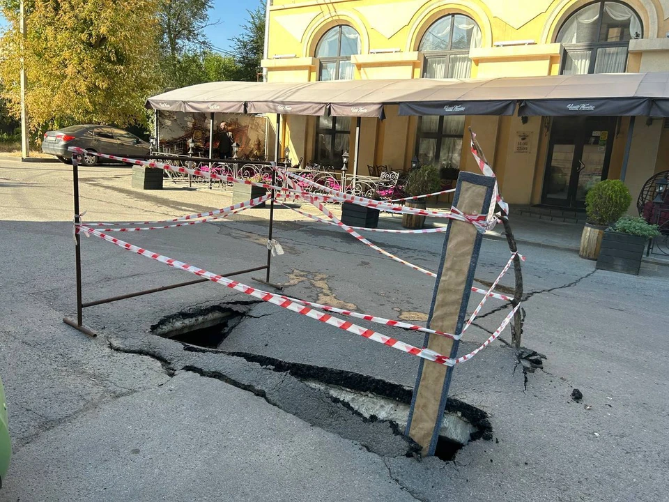 В центре Волгограда провалился асфальт