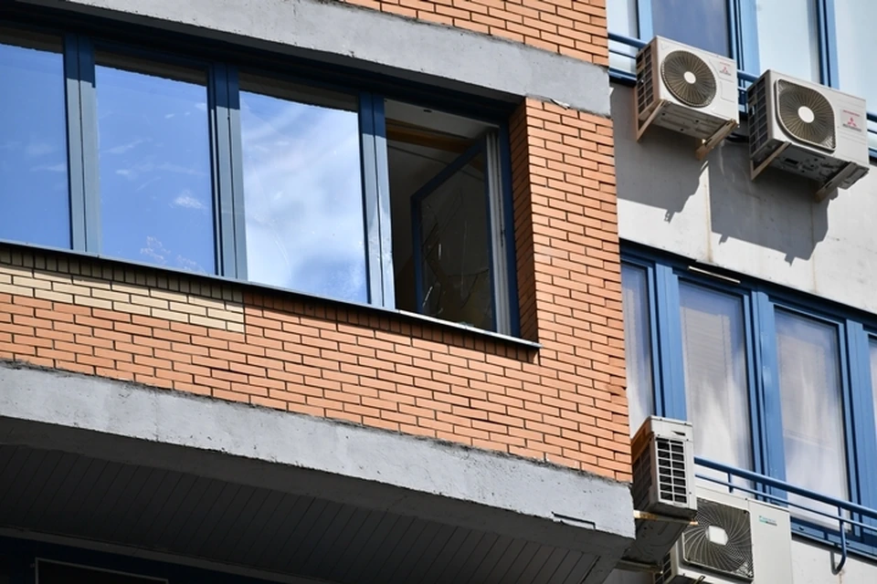 Женщина упала из окна многоэтажного дома в Ворошиловском районе.