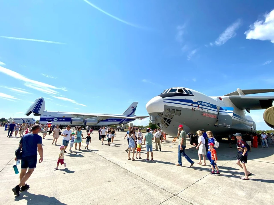 Сегодня можно увидеть легендарный АН-124 Руслан, Ил-76, Ан-2, вертолет Ми-8, а также самолеты малой авиации