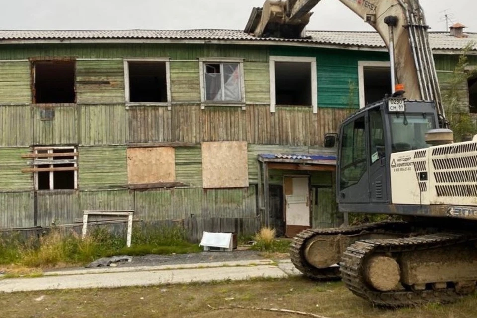 В Салехарде начали сносить дом по улице Чкалова. Фото: администрация Салехарда