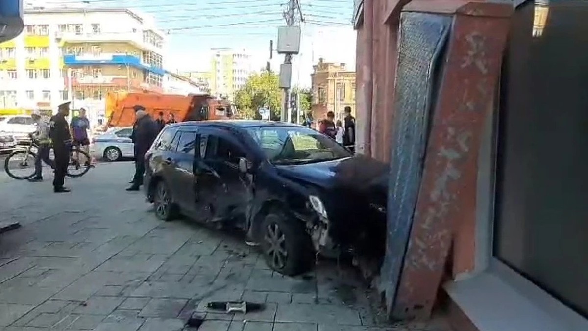 Метался возле машины, был будто пьяный»: очевидцы рассказали о водителе,  устроившем смертельное ДТП в центре Новосибирска - KP.RU