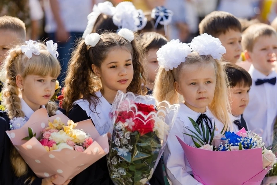 Сейчас родителям приходится отпрашиваться с работы, чтобы побывать на линейке у ребенка