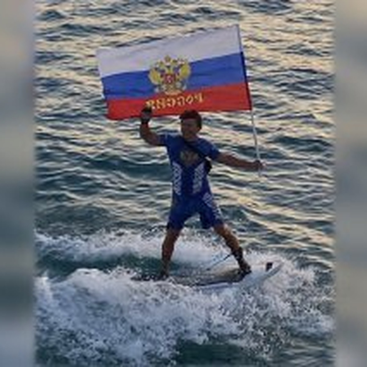 С триколором на электросерфе»: Водное шоу устроили у берегов Черного моря в  Геленджике в День российского флага - KP.RU