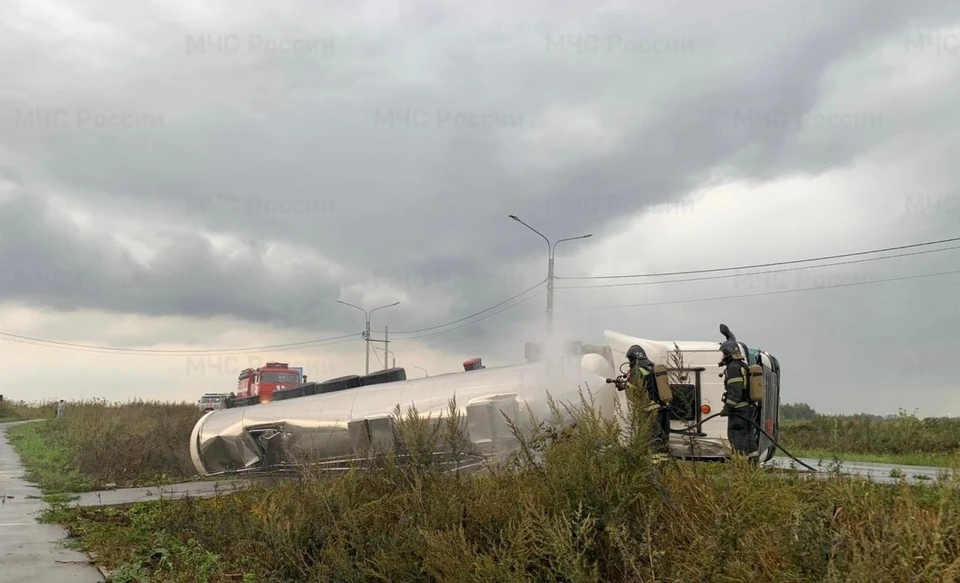 В Новомосковске перевернулась фура с аммиачной водой