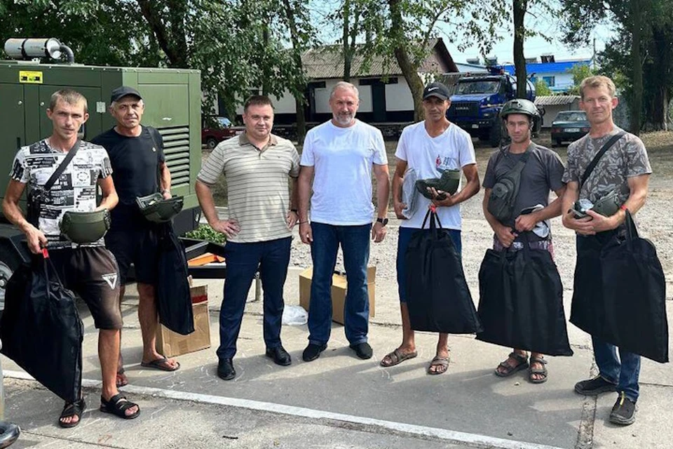 Коммунальщикам передали бронежилеты и каски Фото: ТГ Senator_Basyuk