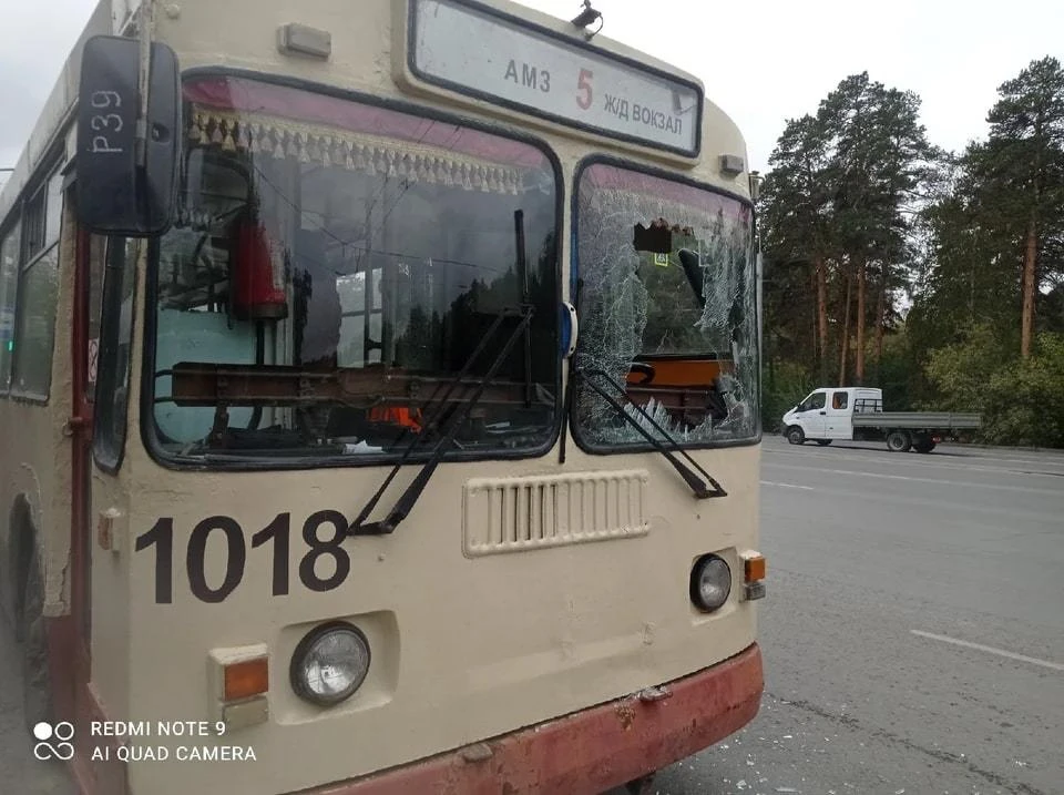 Хулиган разбил стекло, разозлившись на водителя. Фото: Нетипичный Челябинск / Vk.com