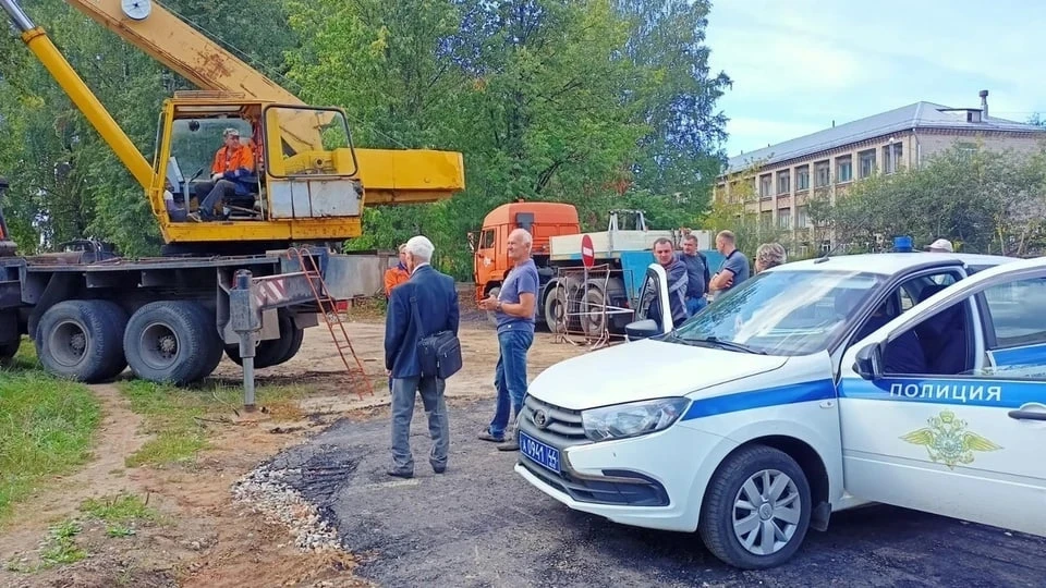 Мимо гаражей в Черноречье проходит дорога в школу. Фото: ЧП Кострома/ВК