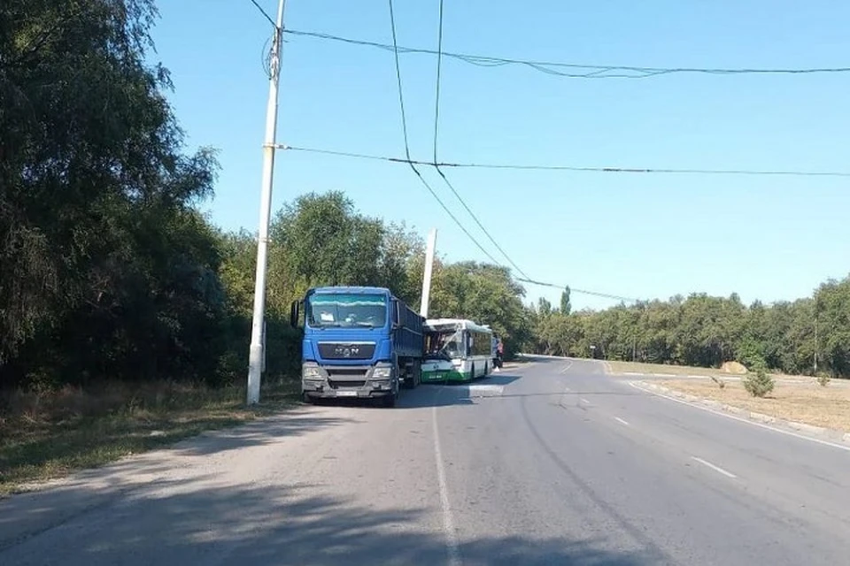 В момент ДТП пассажиров в салоне автобуса не было. Фото: отдел пропаганды УГИБДД России по РО