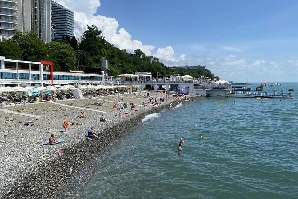 Футболисты поехали на море вместе со своим тренером.