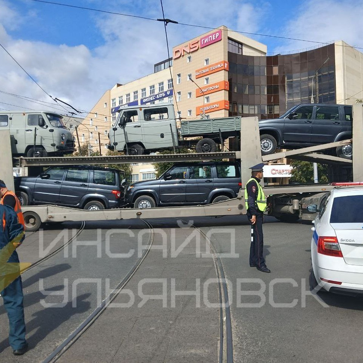 В Ульяновске машина, перевозящая УАЗики, повредила трамвайную контактную  сеть - KP.RU