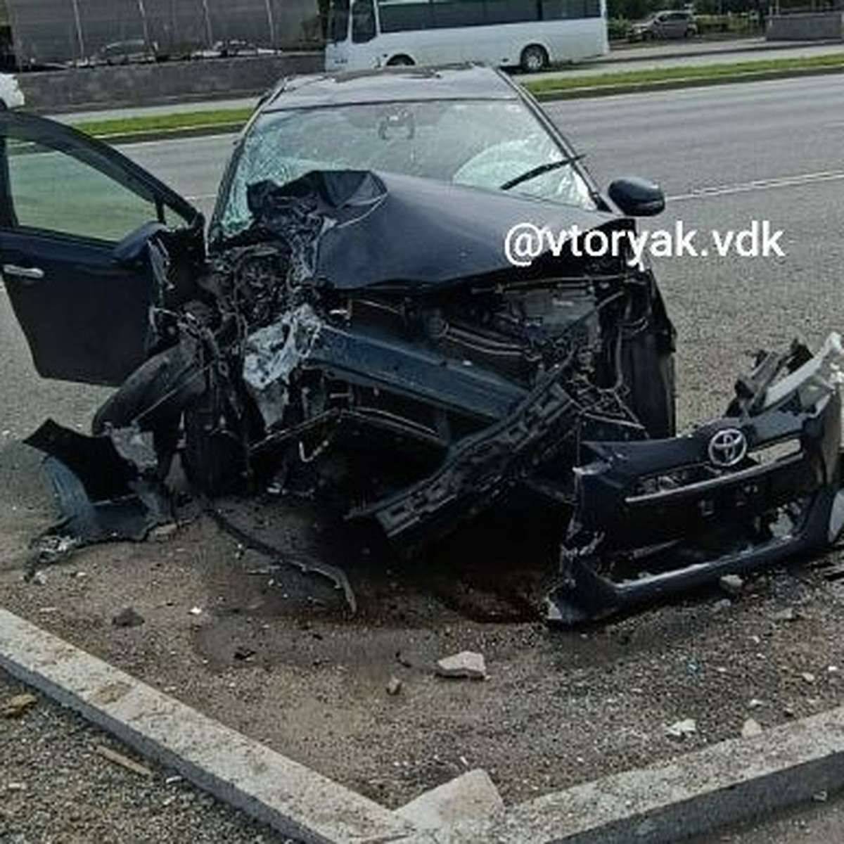 Во Владивостоке автомобиль разбился всмятку об ограждения подземного  перехода - KP.RU