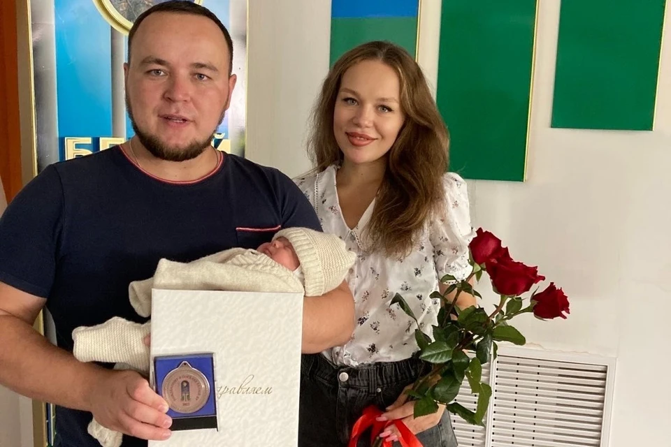 В Сургутском районе вручили медаль сотому новорожденному. Фото: администрация Сургутского района